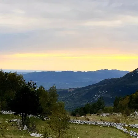 לינה וארוחת בוקר Margarita Otlica